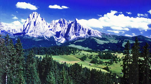 ドロミテ山塊　シウージ高原から望むサッソルンゴ峰3,179m