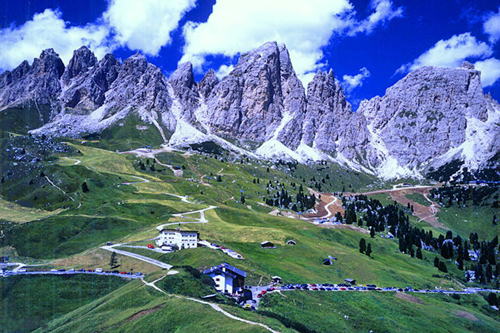 ドロミテ山塊　国道243号　ガルデーナ峠2,136m～シルシュピツェン連山2,592ｍ