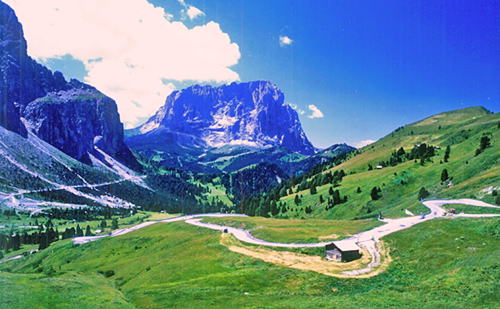 ドロミテ山塊　ガルデーナ渓谷～サッソルンゴ峰3,179mの東壁面を展望する