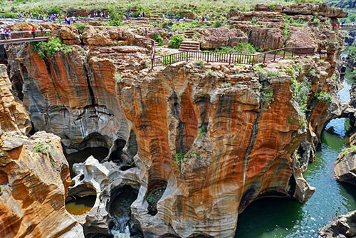 ブライデリバー峡谷　圧倒される大規模な侵食景観のTreus川・「Burke's Luck Pot-holes」